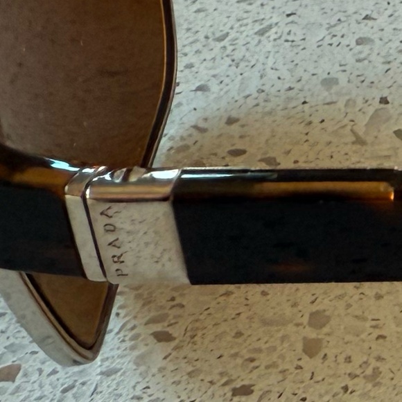 PRADA SUNGLASSES. MODEL SPR52N - Picture 3 of 3